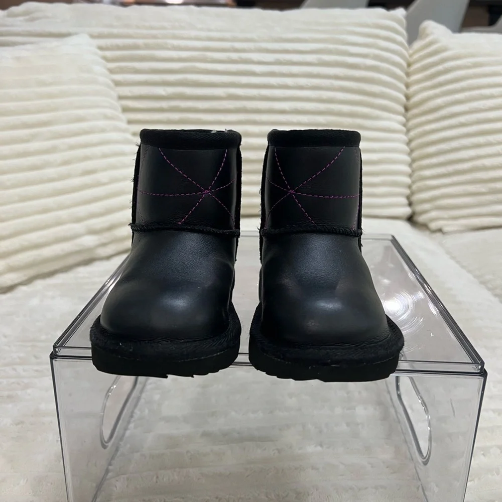 UGG Australia Toddler Classic Mini Pearlized Boots Size Kids 7 Color Black/Pink